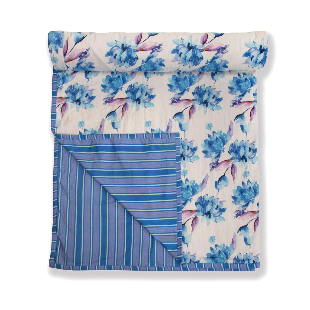 White And Blue Lotus Garden Printed Duvet / Dohar